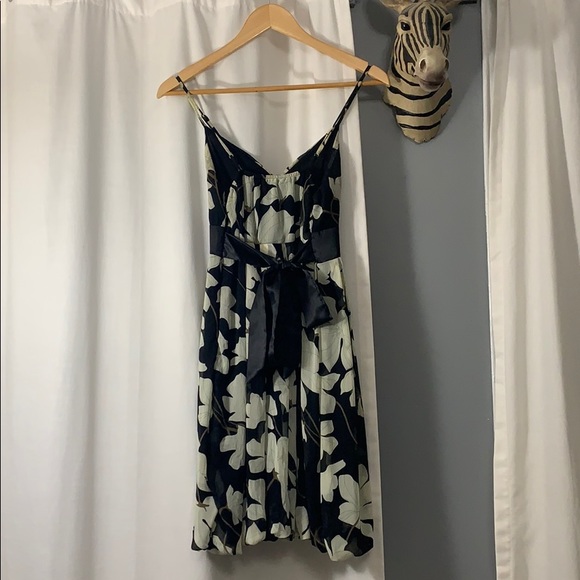 〰️ Flowy Floral Dress - Picture 2 of 6